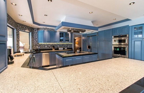 Villa Bonita Estates House | Ultra Modern House 6 B/R Pool 5 min to strip Heated Jacuzzi