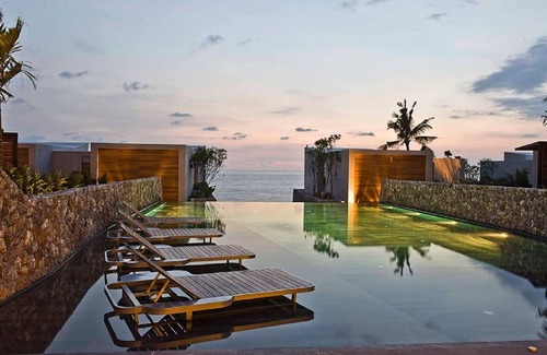 Khuekkhak Villa | Ultra Spacious Beachfront Grand Pool Villa