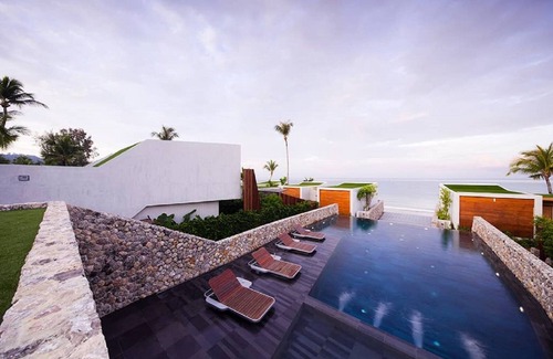 Khuekkhak Villa | Ultra Spacious Beachfront Grand Pool Villa