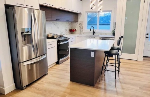 Edmonton House | Ultramodern| Downtown River Valley Home| Centrally located| Close to everything