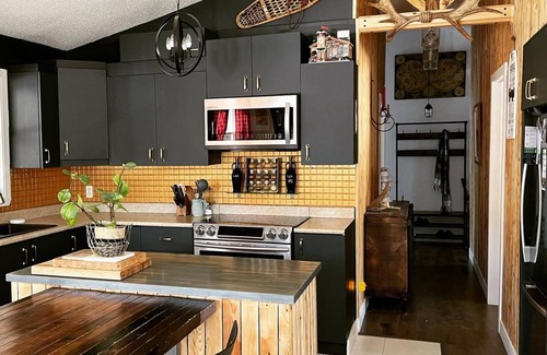 Notre-Dame-de-la-Merci Ski Chalet | Un écrin de nature au bord de l'eau