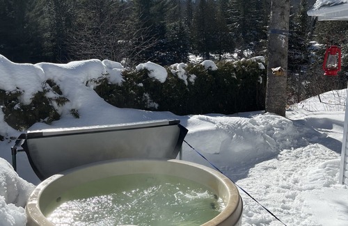 Notre-Dame-de-la-Merci Ski Chalet | Un écrin de nature au bord de l'eau