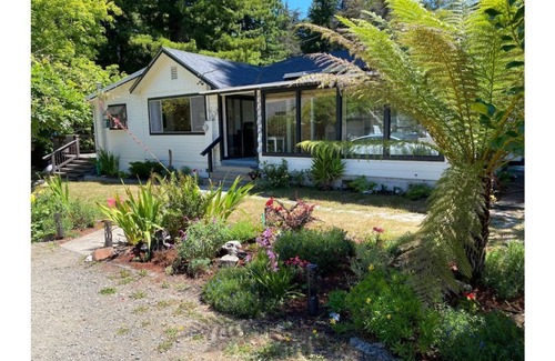 Mendocino House | Unassuming Sophistication Meets Cozy Oasis