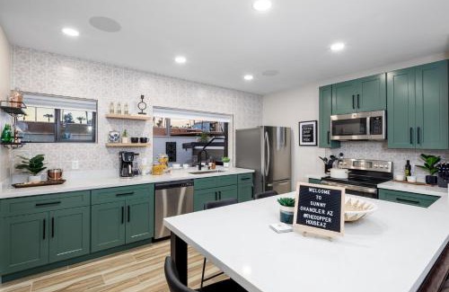 Downtown House | Unbeatable Location, Heated Pool, Bbq, Misters