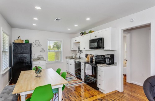 Downtown House | Unbeatable Location-Walk To The Wahoos Stadium, Community Maritime Park or Palafox-Sm. Dog Friendly