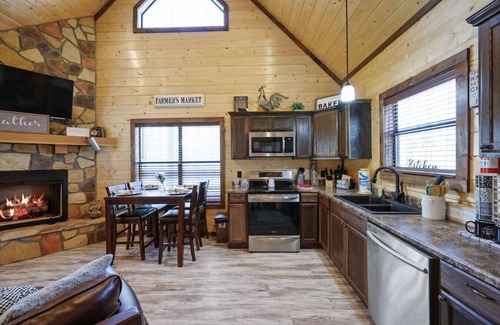 Broken Bow Apartment | Uncork and Unwine sleeps 6