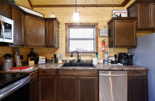 Broken Bow Apartment | Uncork and Unwine sleeps 6