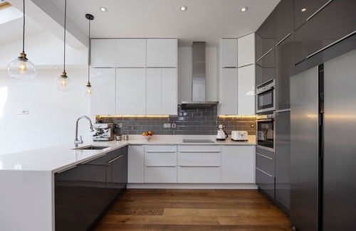 Tooting House | Under Southwest Skies, by Veeve