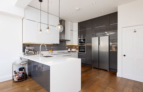 Tooting House | Under Southwest Skies, by Veeve