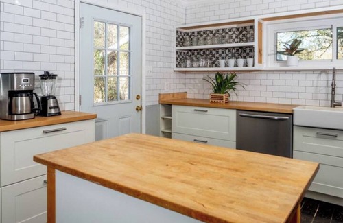 Folsom House | Under the Oaks, 3 BR, 2 King beds, sleeps 6