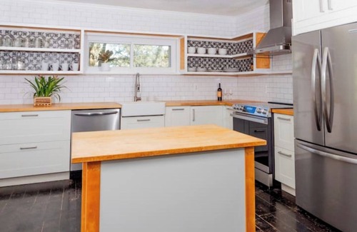 Folsom House | Under the Oaks, 3 BR, 2 King beds, sleeps 6