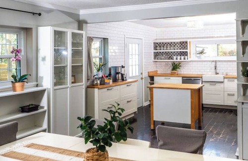 Folsom House | Under the Oaks, 3 BR, 2 King beds, sleeps 6