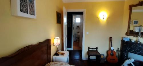 Domfront en Poiraie House | Une chambre en ville