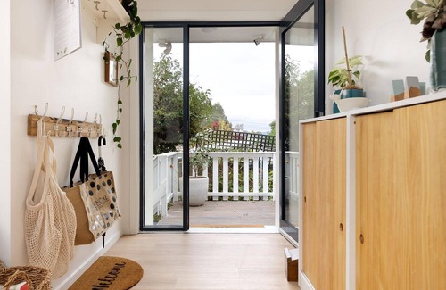 East Albury House | Une Petite Touche de France à Albury - Comfortable three bedroom home with lots of French charm