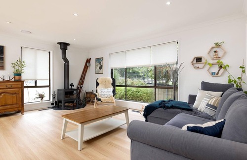 East Albury House | Une Petite Touche de France à Albury - Comfortable three bedroom home with lots of French charm