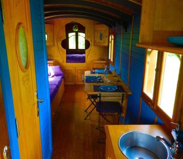 Sulniac Bed & Breakfast | Une roulotte et des chevaux