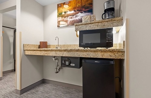 Tannersville Hotel | Unforgettable Getaway! 2 Units w/Complimentary Breakfast, Indoor Activities!