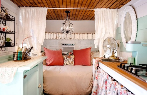 Franklin House | Unforgettable Glamping Caravan Rental in North Carolina for Intimate Weekends Away in Franklin