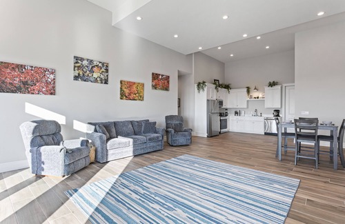 Northridge Apartment | Unforgettable views, deck, BBQ, sleeps 13, 4br4ba