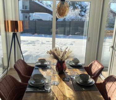 Prien am Chiemsee Apartment | UNiQE I 95qm I Bergblick I Garten I BBQ I seenah