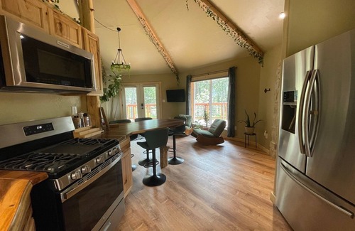 Indian Hills Cottage | Unique 1-bedroom Woodland Cottage near Red Rocks- WiFi, AC, Kitchen, Sleeps 4