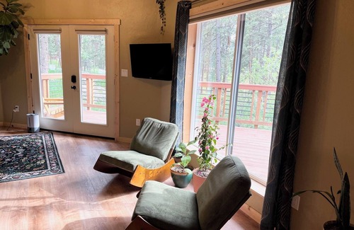 Indian Hills Cottage | Unique 1-bedroom Woodland Cottage near Red Rocks- WiFi, AC, Kitchen, Sleeps 4