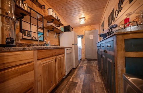 Hatfield House | Unique 2 BR Spacious Cottage