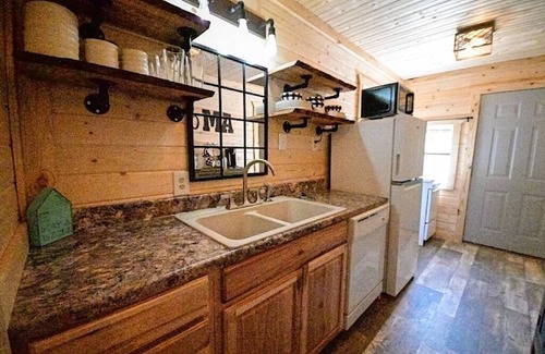 Hatfield House | Unique 2 BR Spacious Cottage