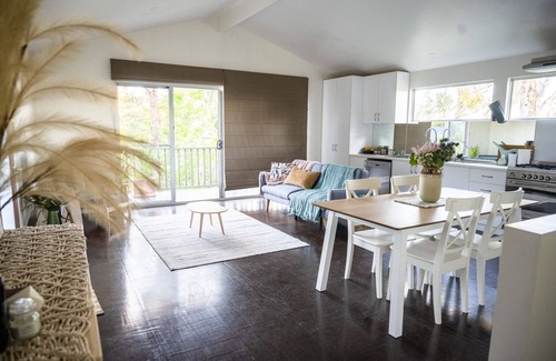 Upper Sturt Apartment | Unique 2-storey guesthouse, nestled in the hills