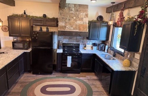 Kodak Cabin | Unique 3BD Themed Home! Hot Tub + Fire pit + GAMES