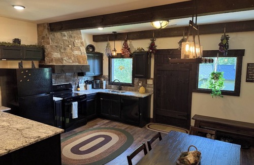 Kodak Cabin | Unique 3BD Themed Home! Hot Tub + Fire pit + GAMES