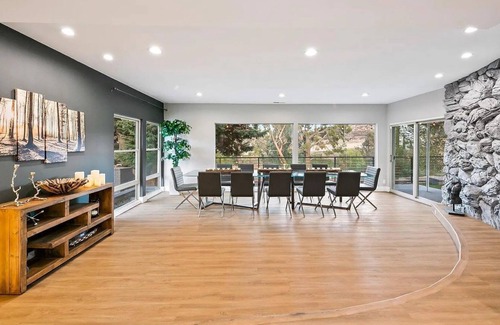 Los Angeles Villa | Unique 5BR - Hot Tub and Home theater in Best loc!