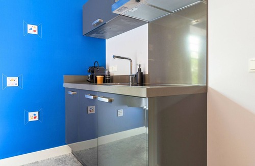 Centrum Apartment | Unique apartment with private kitchen and bathroom inspired by the art of Bart van der Leck.