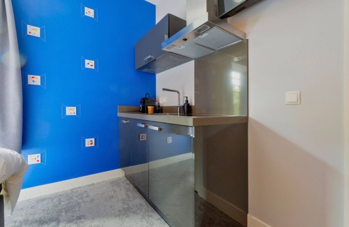 Centrum Apartment | Unique apartment with private kitchen and bathroom inspired by the art of Bart van der Leck.