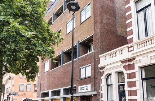 Centrum Apartment | Unique apartment with private kitchen and bathroom inspired by the art of Bart van der Leck.