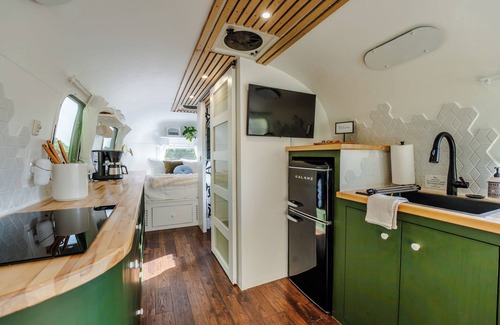 Dundee House | Unique Argosy Airstream Caravan w/hot tub