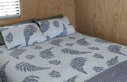 Mangakino Cabin | Unique Cabin with Lake Views