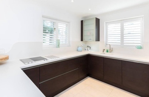 Mudeford House | UNIQUE COASTAL HAVEN: PET FRIENDLY HOUSE STEPS AWAY FROM BEACH -Bournecoast 8486