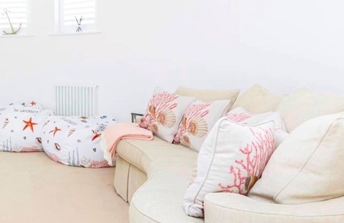 Mudeford House | UNIQUE COASTAL HAVEN: PET FRIENDLY HOUSE STEPS AWAY FROM BEACH -Bournecoast 8486