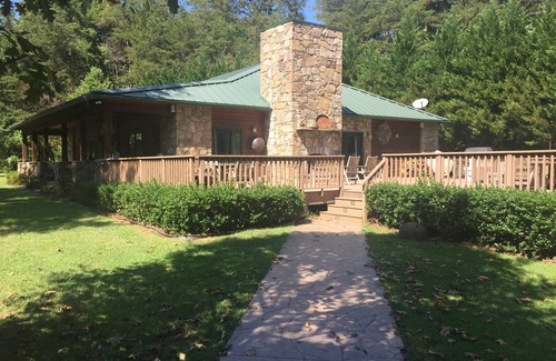 Morganton House | Unique Cozy Lodge- Couple’s Getaway- Family Friendly- Private Event Space
