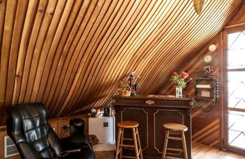 Morongo Valley House | Unique Desert Experience for a Romantic Getaway Ideal for Exotic Animal Lovers in Morongo Valley, California.