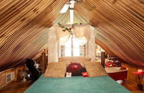 Morongo Valley House | Unique Desert Experience for a Romantic Getaway Ideal for Exotic Animal Lovers in Morongo Valley, California.