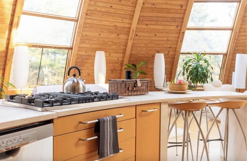 New Paltz House | Unique Dome House with Hot Tub & Piano on 28 Acres