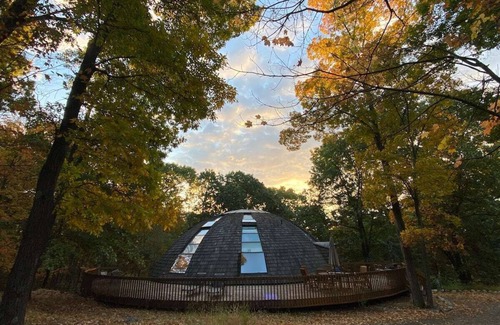 New Paltz House | Unique Dome House with Hot Tub & Piano on 28 Acres