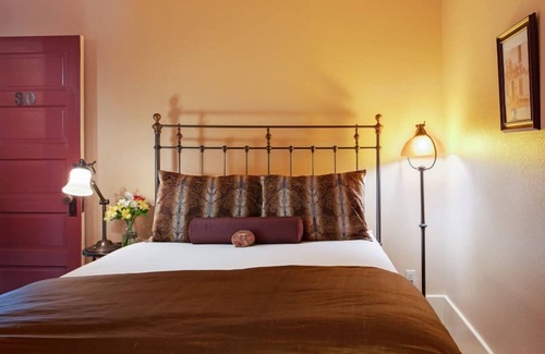 Cody Hotel | Unique Downtown Retreat w/Cozy Lounge & Serene Garden Courtyard