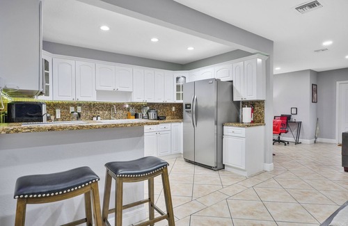 Coral Way House | Unique Escape GameRoom! Bar, BBQ, Spacious, and Near Beach