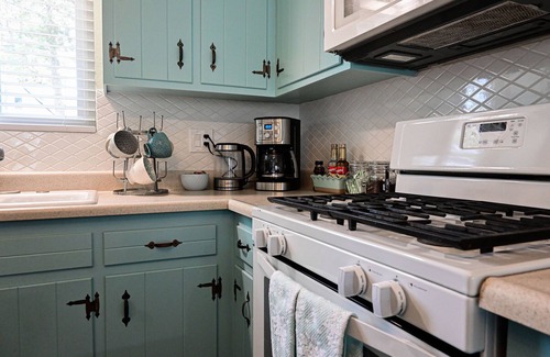 Big Bear Cottage | Unique Fresh Blue Bee Cottage 15 Min From Slopes, Village, Lake