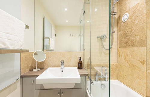 Parsons Green and Walham Apartment | Unique Gorgeous 2BR w/Balcony & Office in Chelseann