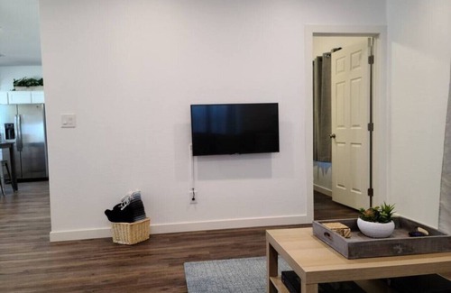 Governmental Mall House | Unique Grand Ave 2bdrm, 1Bath Home near Downtown!