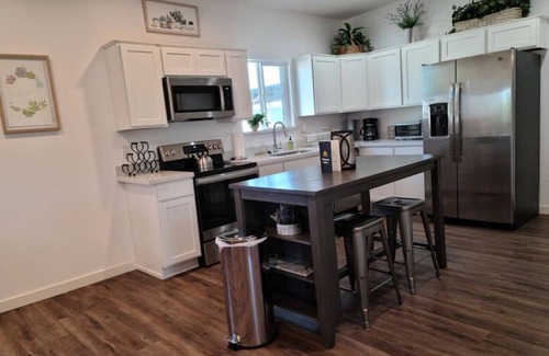 Governmental Mall House | Unique Grand Ave 2bdrm, 1Bath Home near Downtown!